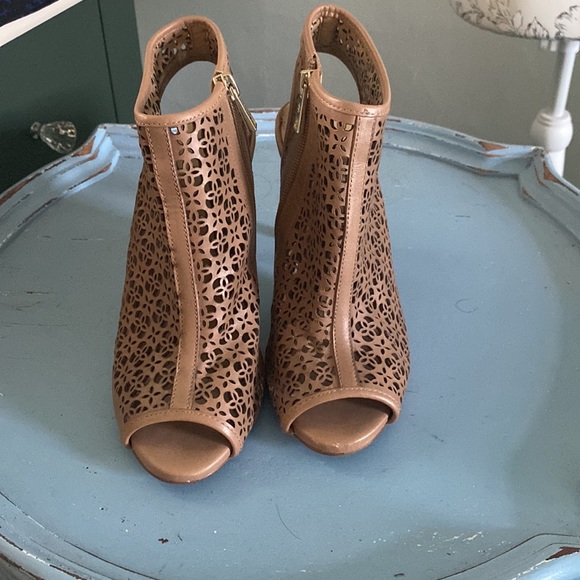 Ann Taylor leather upper heels 6 - Picture 2 of 4